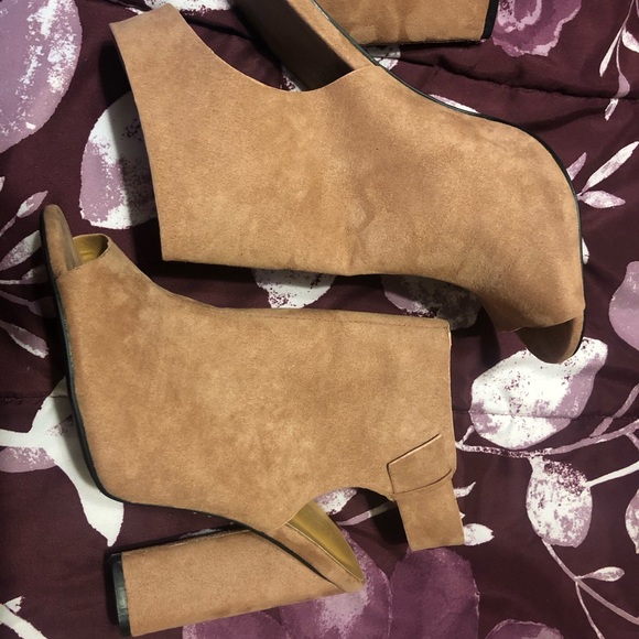 Heels - Picture 2 of 3